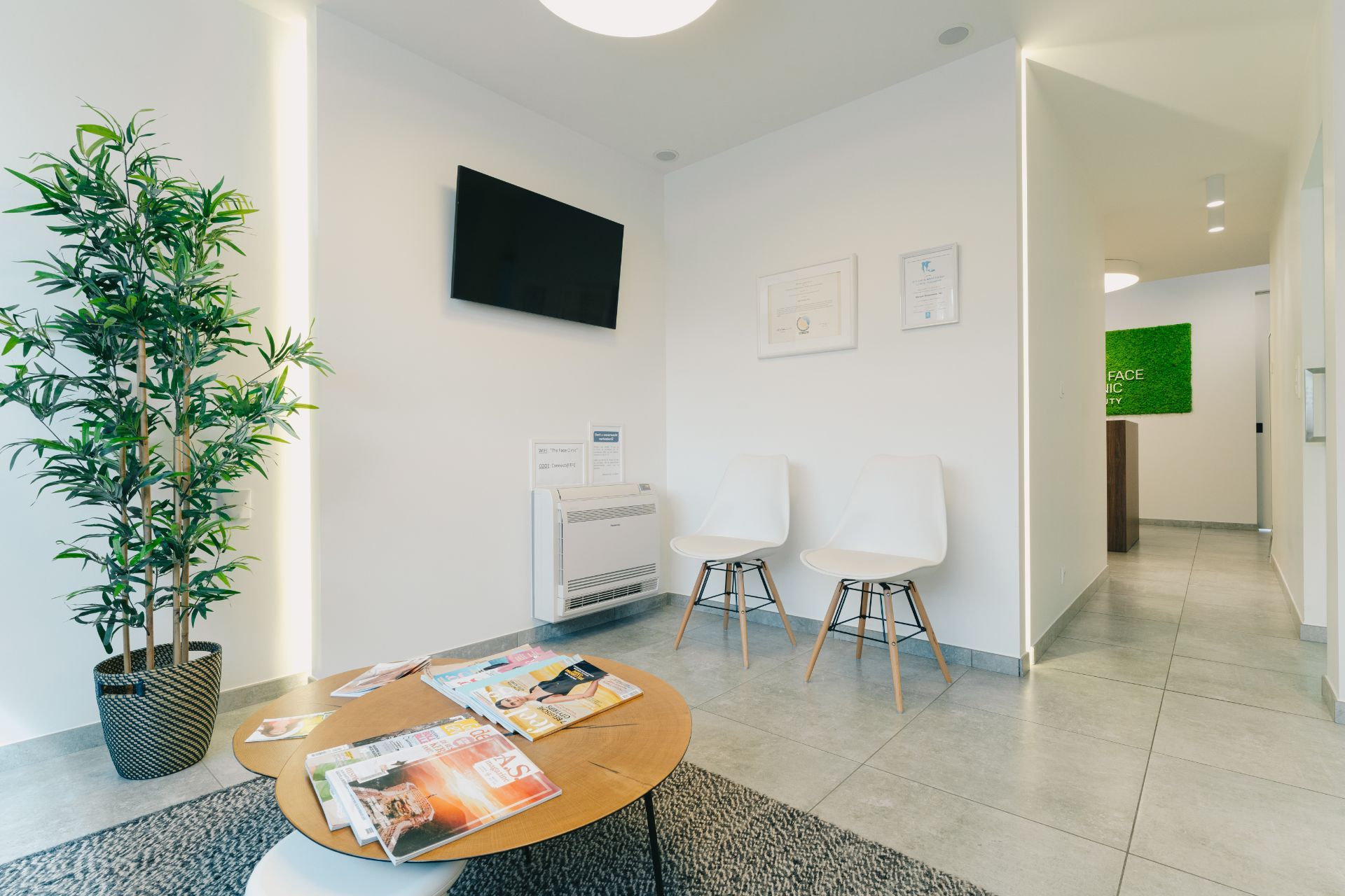 Interieur wachtruimte Face Clinic